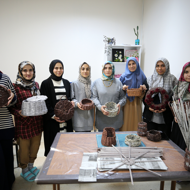 Üniversite öğrencileri çöpe gidecek gazetelerden sepet yapıyor