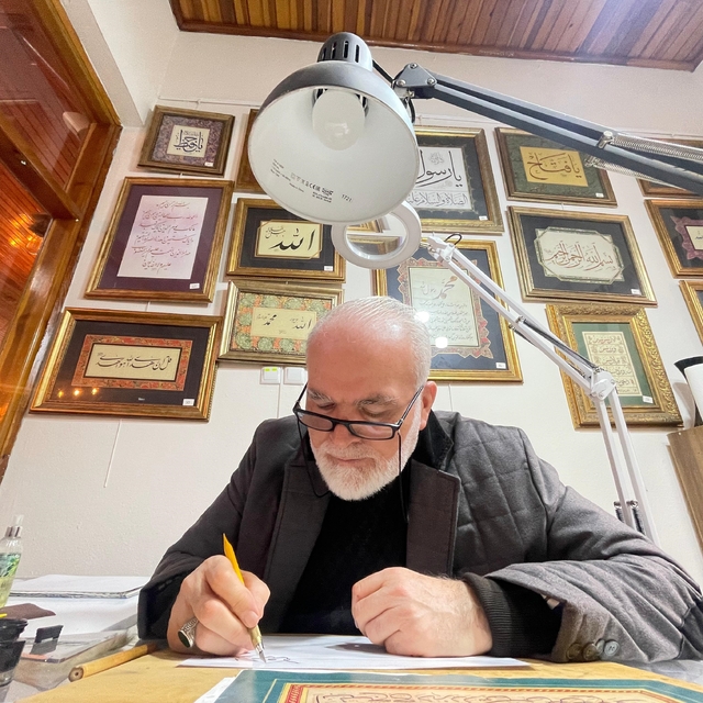 37 yıllık hat koleksiyonuna kendi eserlerini eklemek için hattat oldu