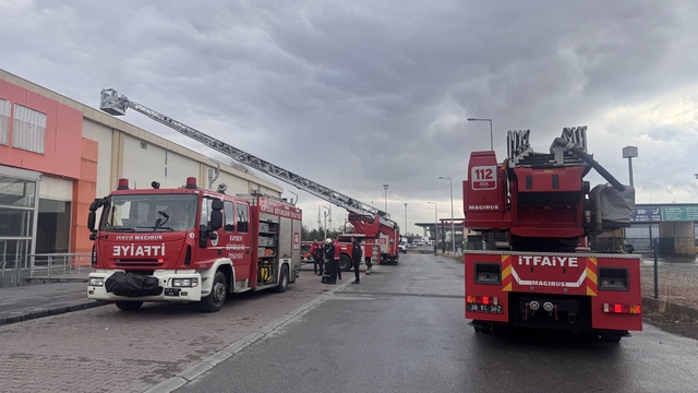 Kayseri'de tadilattaki deponun çatısı yangında hasar gördü