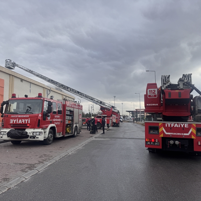Kayseri'de tadilattaki deponun çatısı yangında hasar gördü