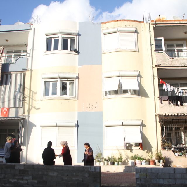 Antalya'da bir evin bahçesinden 2 kamyon çöp çıktı