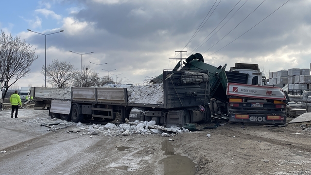 Eskişehir'de lastiği patlayan tır karşı şeride geçerek başka bir tırla çarpıştı