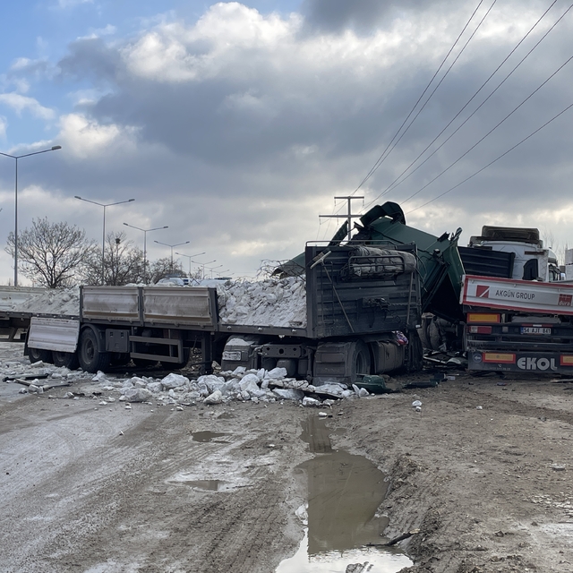 Eskişehir'de lastiği patlayan tır karşı şeride geçerek başka bir tırla çarp...