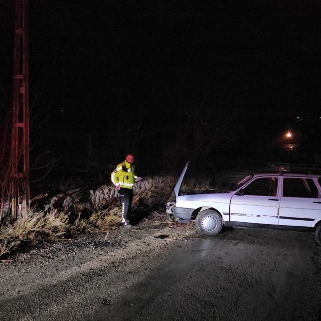 Çorum'da elektrik direğine çarpan otomobilde 1 kişi yaralandı