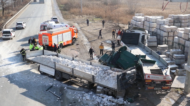 Eskişehir'de TIR'lar çarpıştı; 1 ölü, 1 yaralı