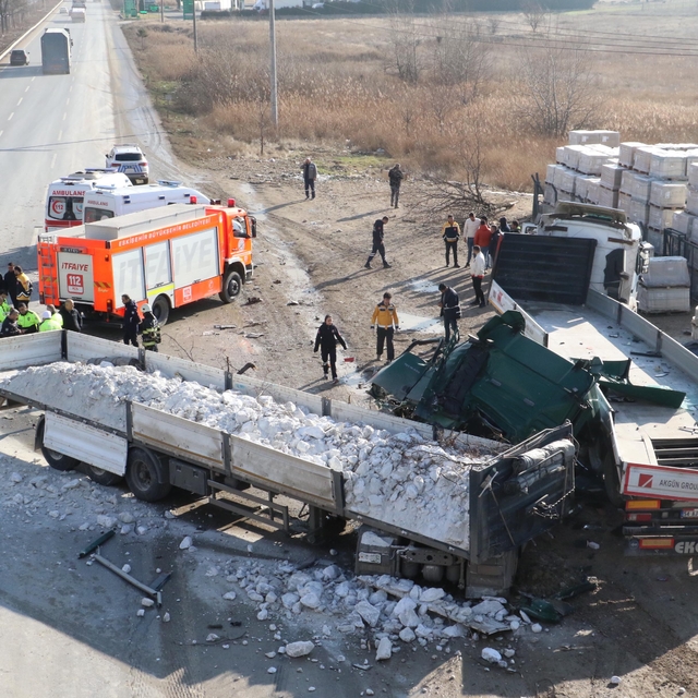Eskişehir'de TIR'lar çarpıştı; 1 ölü, 1 yaralı