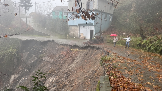 Zonguldak'ta mahalle sakinleri heyelan nedeniyle çöken yolların yapılmasını istiyor