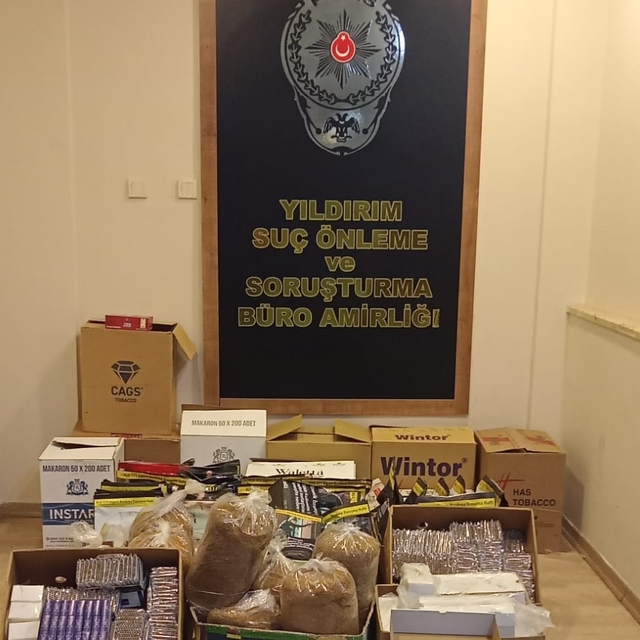 Bursa'da kovalamacayla yakalanan otomobilde kaçak tütün ve makaron ele geçi...