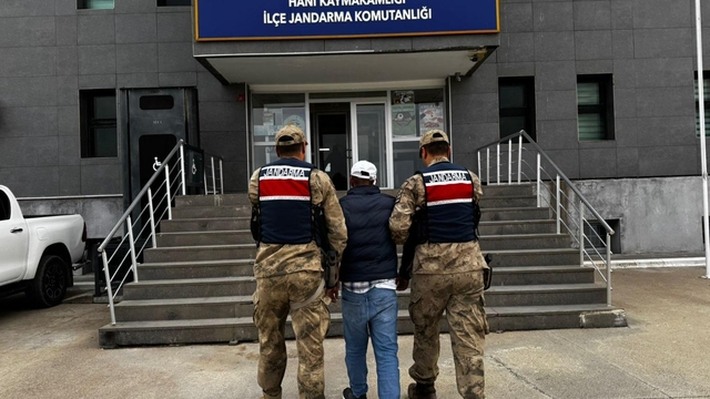 Diyarbakır'da firari hükümlü ve aranan şüpheli yakalandı