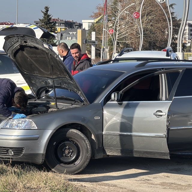 Edirne'de "ikiz plaka" kullandığı tespit edilen araçtaki 2 kişi gözaltına a...
