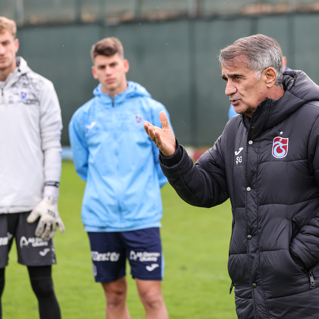 Trabzonspor Teknik Direktörü Şenol Güneş, 19 yaş altı takımını ziyaret etti