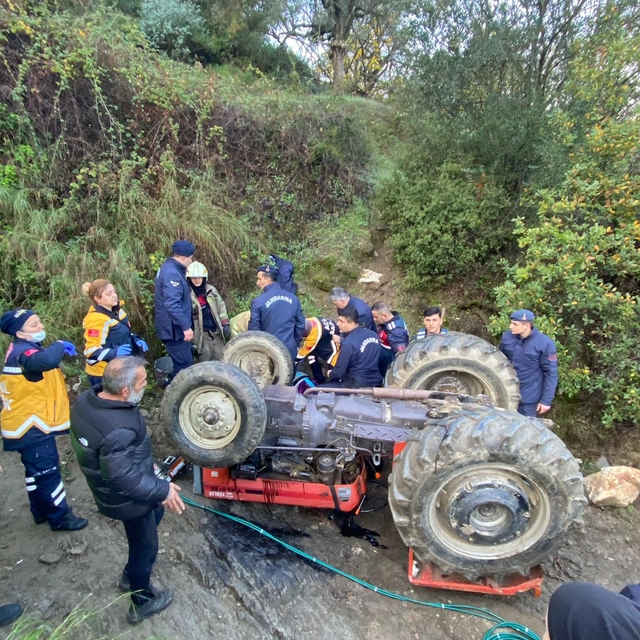 İzmir'de devrilen traktördeki 4 kişi yaralandı