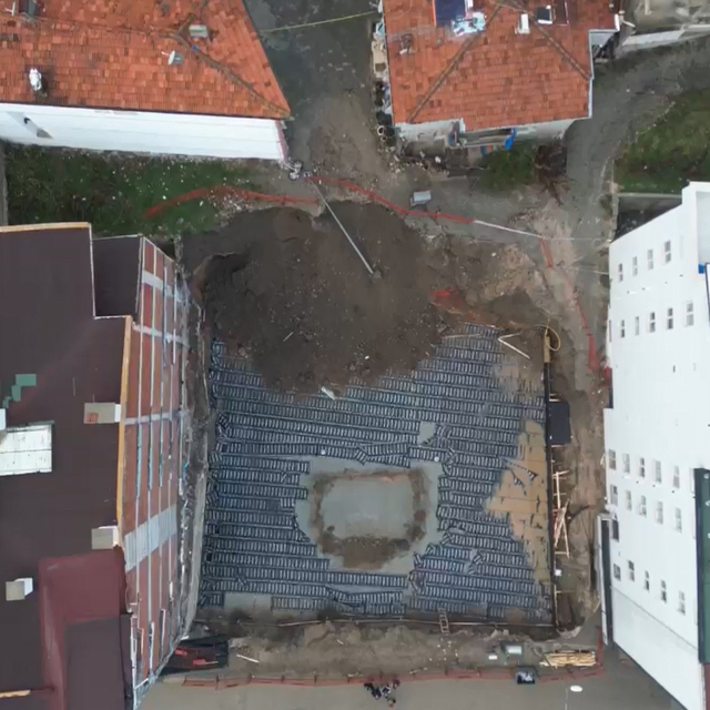 3 binanın tedbiren tahliye edildiği toprak kaymasının yaşandığı alan dronla...