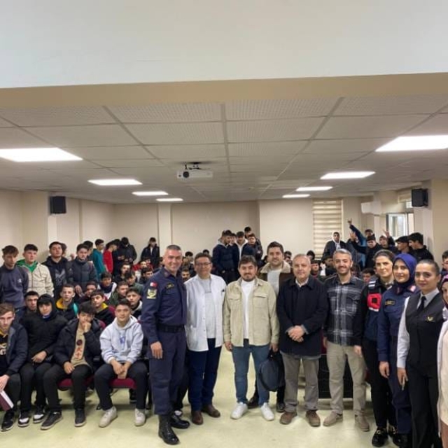 Sakarya'da jandarma ekipleri öğretmen ve öğrencilere farkındalık eğitimi ve...