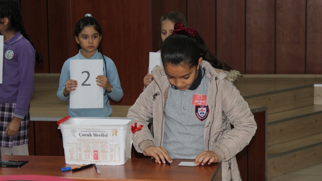 Efeler'de çocuk meclisi toplandı
