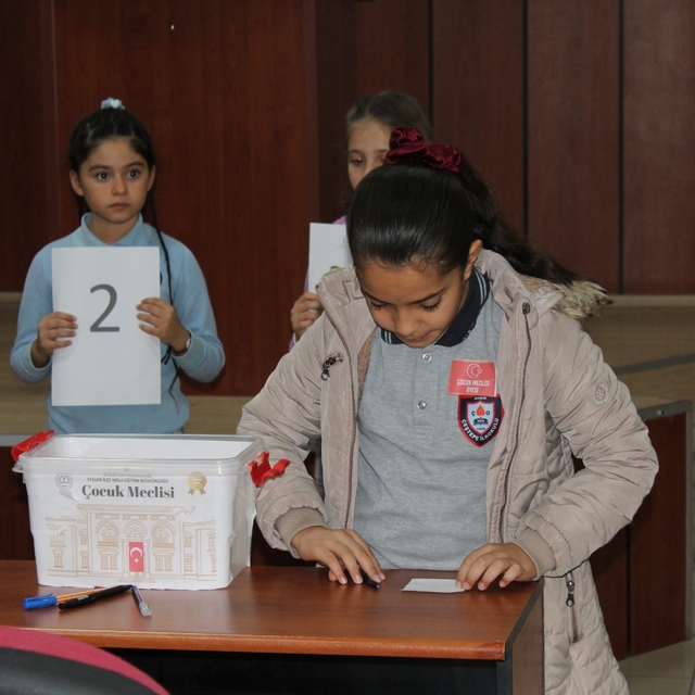 Efeler'de çocuk meclisi toplandı