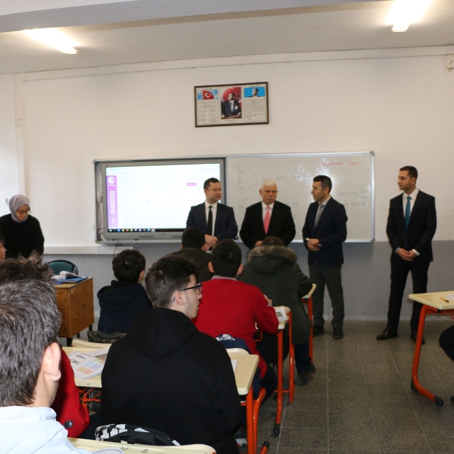 Of Kaymakamı Demirer, lise öğrencilerini ziyaret etti