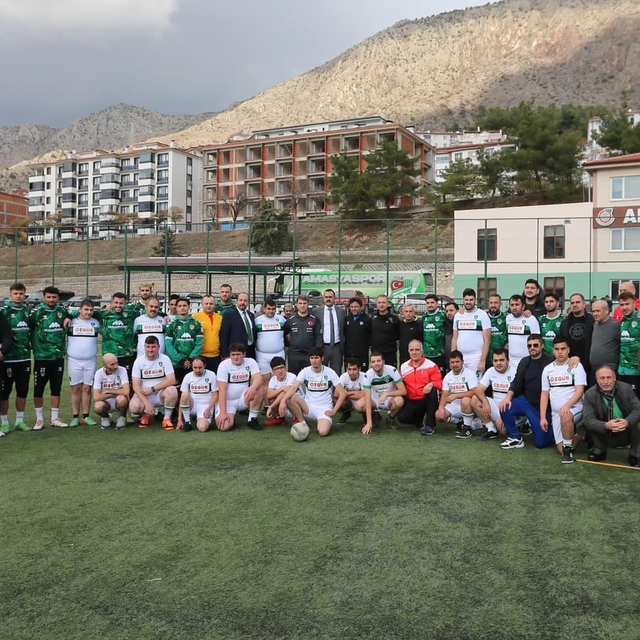 Amasya'da protokolle dostluk maçında kazanan "engelli bireyler" oldu