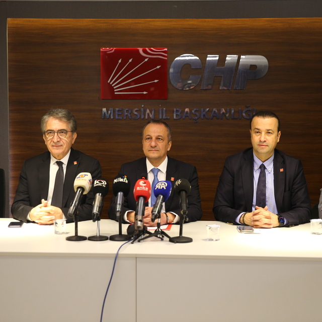 CHP'li Karatepe ve Demir, Mersin'de basın mensuplarıyla bir araya geldi
