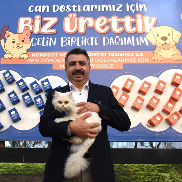 Bursa'da atık gıdalar sokak hayvanlarına mama oluyor