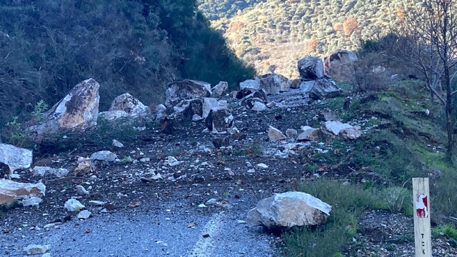 Aydın'da heyelan; Köşk-Ödemiş kara yolu çift yönlü trafiğe kapandı