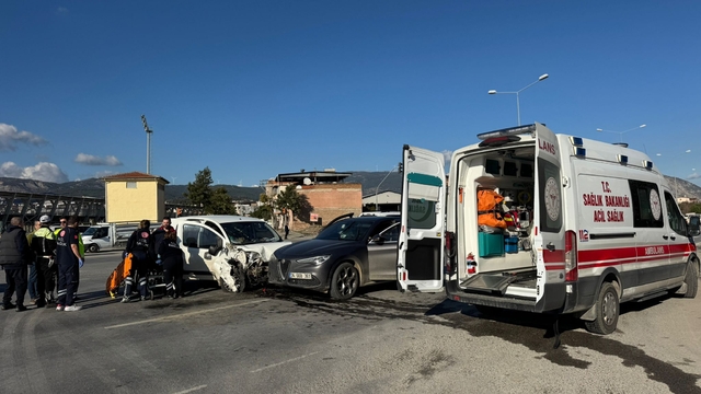 Söke'de otomobil ile hafif ticari aracın çarpışması sonucu 3 kişi yaralandı