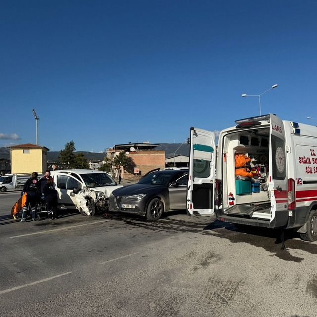 Söke'de otomobil ile hafif ticari aracın çarpışması sonucu 3 kişi yaralandı