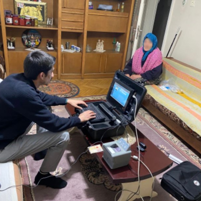 Yaşlı, engelli ve hastaların kimlik kartları evlerinde yenileniyor