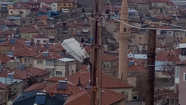 Kayseri'de elektrik direğinde mahsur kalan kediyi itfaiye ekipleri kurtardı