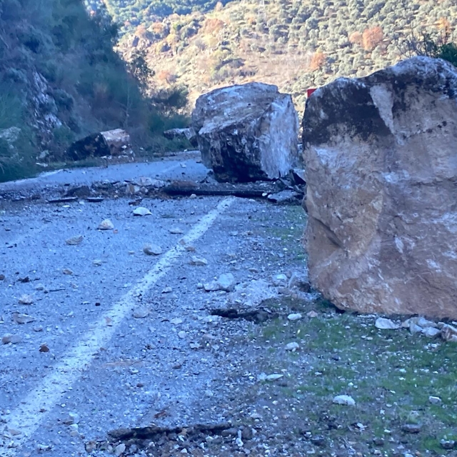 Ödemiş-Köşk kara yolu heyelan nedeniyle kapandı