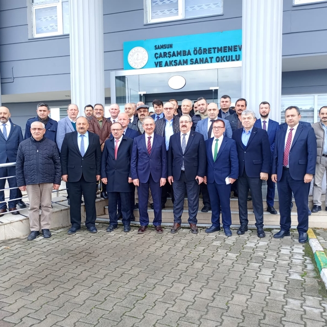 Samsun'da ihtiyaç sahibi çocuklara bot ve mont yardımı yapıldı