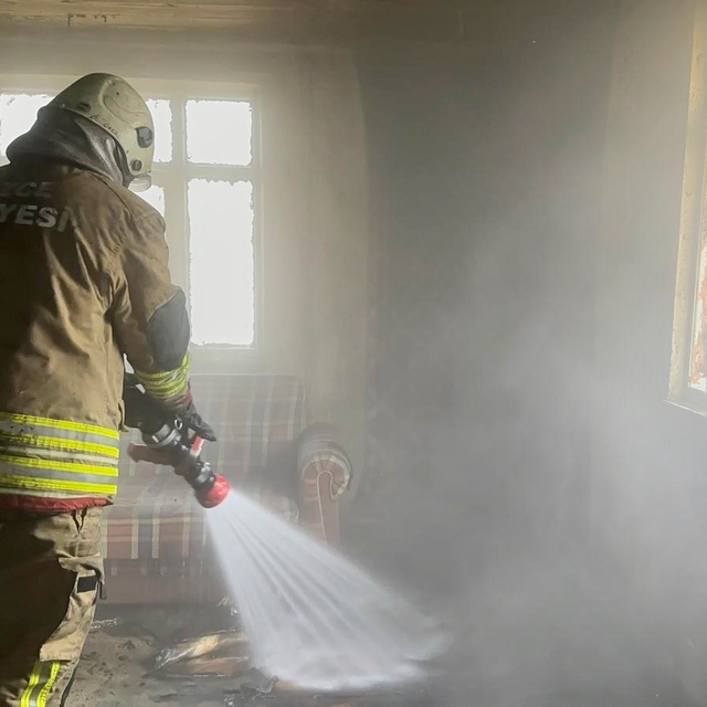 Düzce'de iki katlı ev yanarak kullanılamaz hale geldi