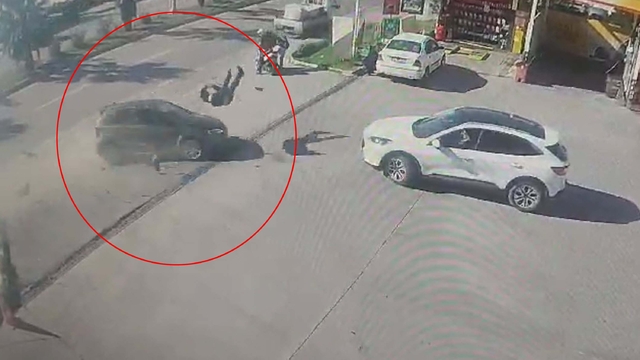 Kaldırımda otomobilin çarptığı yaya öldü, o anlar kamerada