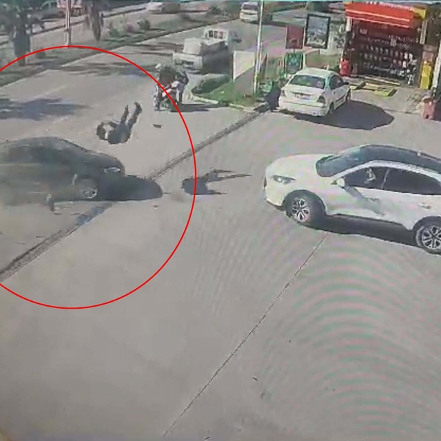 Kaldırımda otomobilin çarptığı yaya öldü, o anlar kamerada