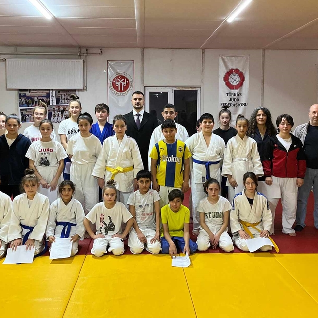 Gerze'de sporcular kuraş şampiyonasına katılmak için mücadele etti