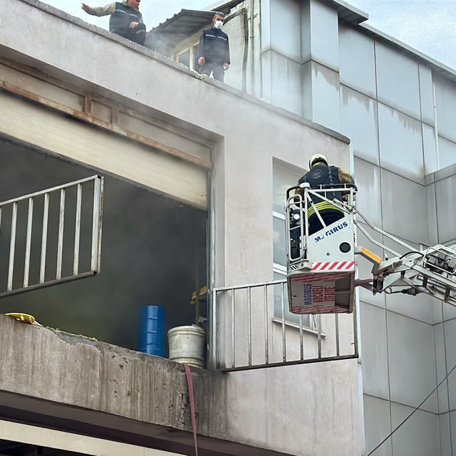 Kocaeli'de imalathanede çıkan yangın söndürüldü