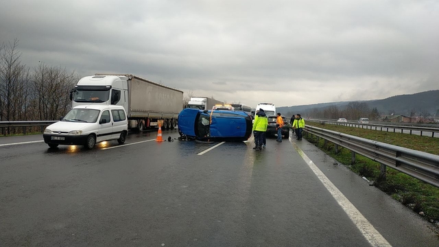 Anadolu Otoyolu'nda 2 cipin çarpıştığı kazada 2 kişi yaralandı