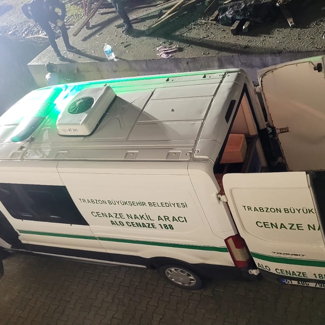 Trabzon'da inşaatta çökme: 3 işçi yaralı, 1 işçi öldü (2)