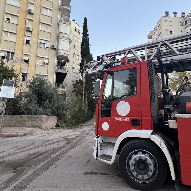 Antalya'daki ev yangınında 4 kişi dumandan etkilendi
