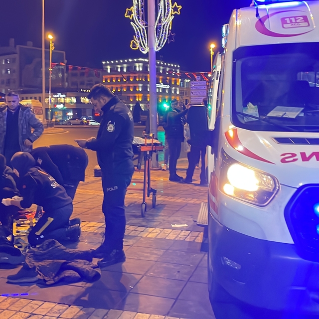 Yaya geçidinde "omuz atma" kavgasında bir genç bıçakla yaralandı