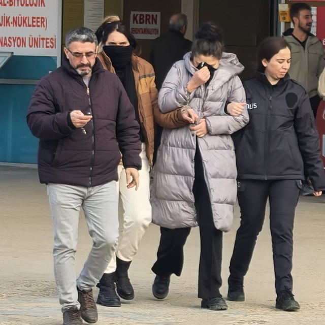 Kredi kartı ile hırsızlık yapan 2 kadın, bebekleri olduğu için ev hapsine ç...