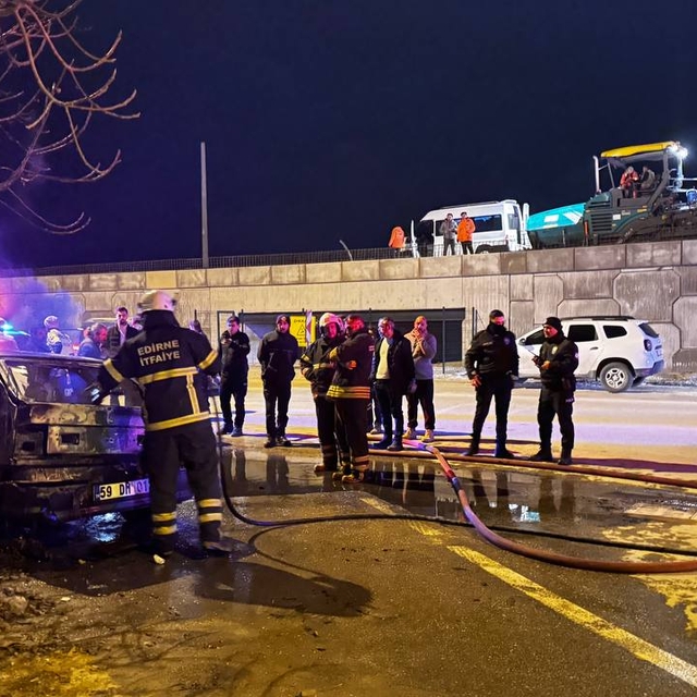 Edirne'de yanan otomobildeki 4 kişi yaşamını yitirdi