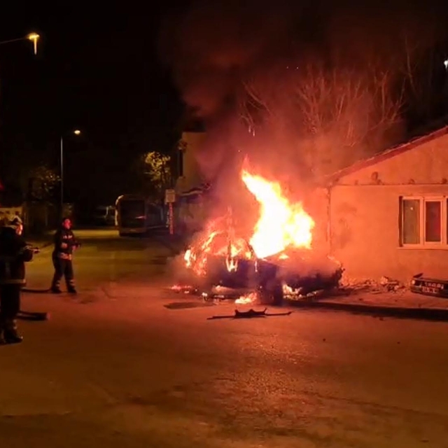 Edirne'de evin duvarına çarpan otomobil alev aldı:  4 ölü
