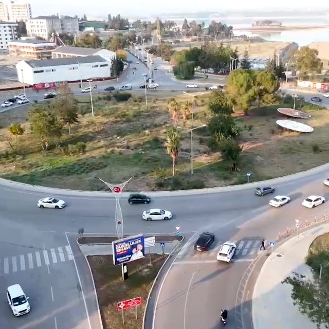 Adana'da polisler, sürücülere "akıllı kavşak" kullanımını anlattı