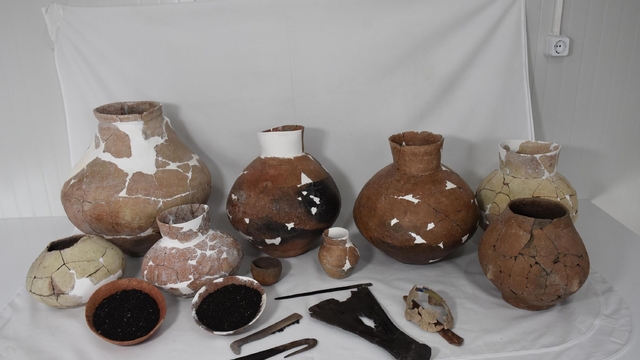 Ulucak Höyüğü'ndeki 7 bin 800 yıllık binada toplu objeler bulundu