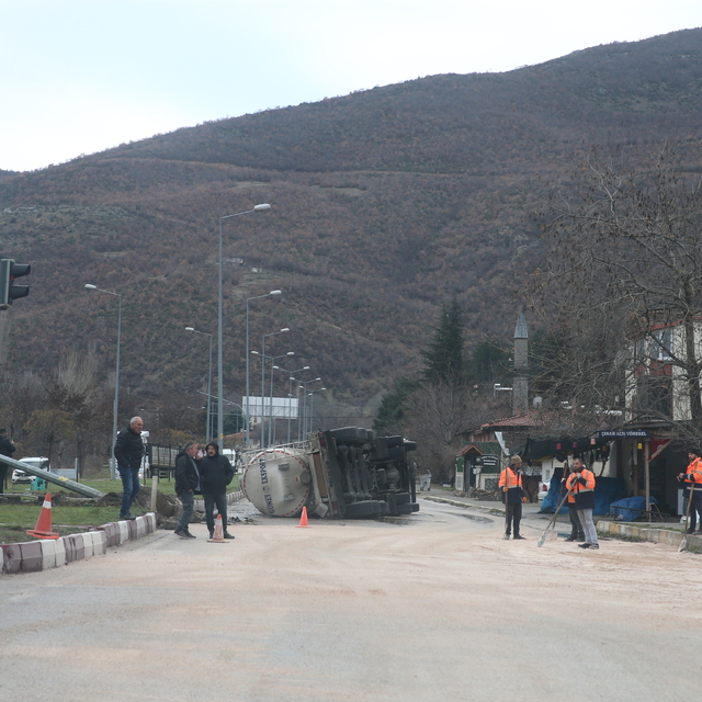 Tokat'ta devrilen beton mikseri kazalara neden oldu, 2 kişi yaralandı