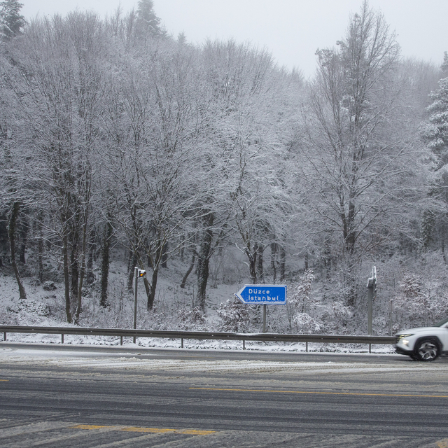 Anadolu Otoyolu ile D-100 kara yolunun Bolu Dağı geçişinde kar etkili oluyo...