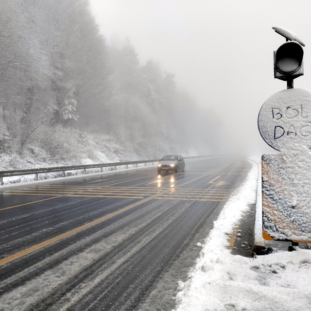 Bolu Dağı'nda hafif kar yağışı ve sis