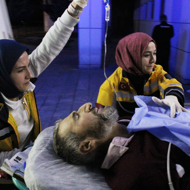 Torunu ile tartışan kişileri ayırmak istedi; pompalı tüfekle yaralandı