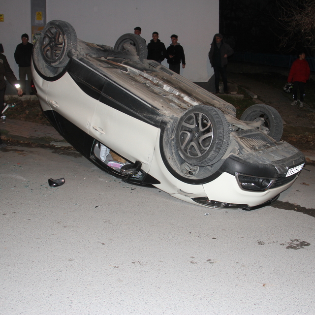 Beyşehir'de iki otomobil çarpıştı, 3 kişi yaralandı